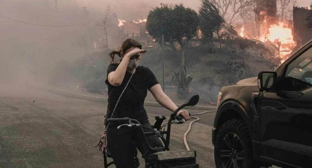 Los Angeles'ta yangın felaketi: Hollywood yıldızlarının yaşadığı bölgede 30 bin kişi tahliye edildi 8